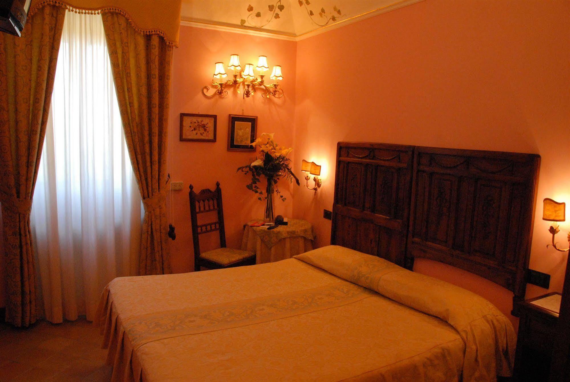 Hotel Villa Palocla شاكا المظهر الخارجي الصورة